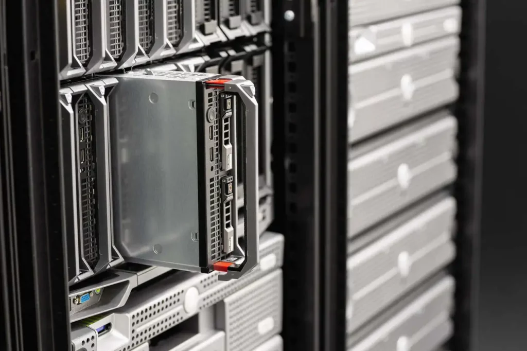 Disco usado para backup sendo inserido em um servidor dedicado