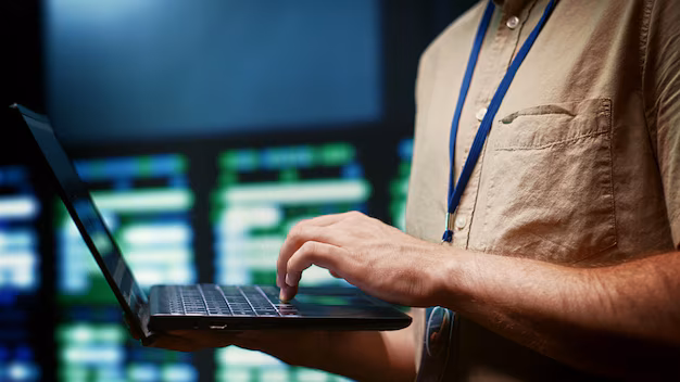 Um empresário acessa o backup de dados pelo notebook