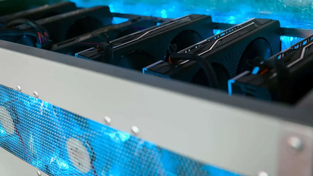 Rack de servidores equipados com HDs Enterprise em um data center.