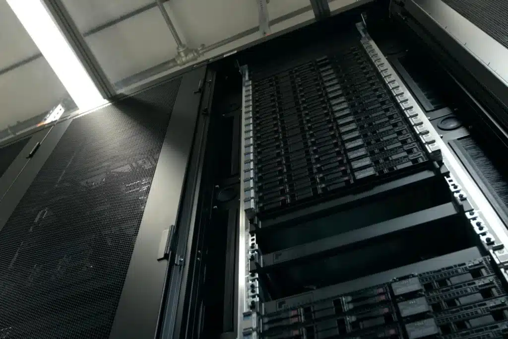 Sala de servidor para representar os sistemas de armazenamento SAN e NAS